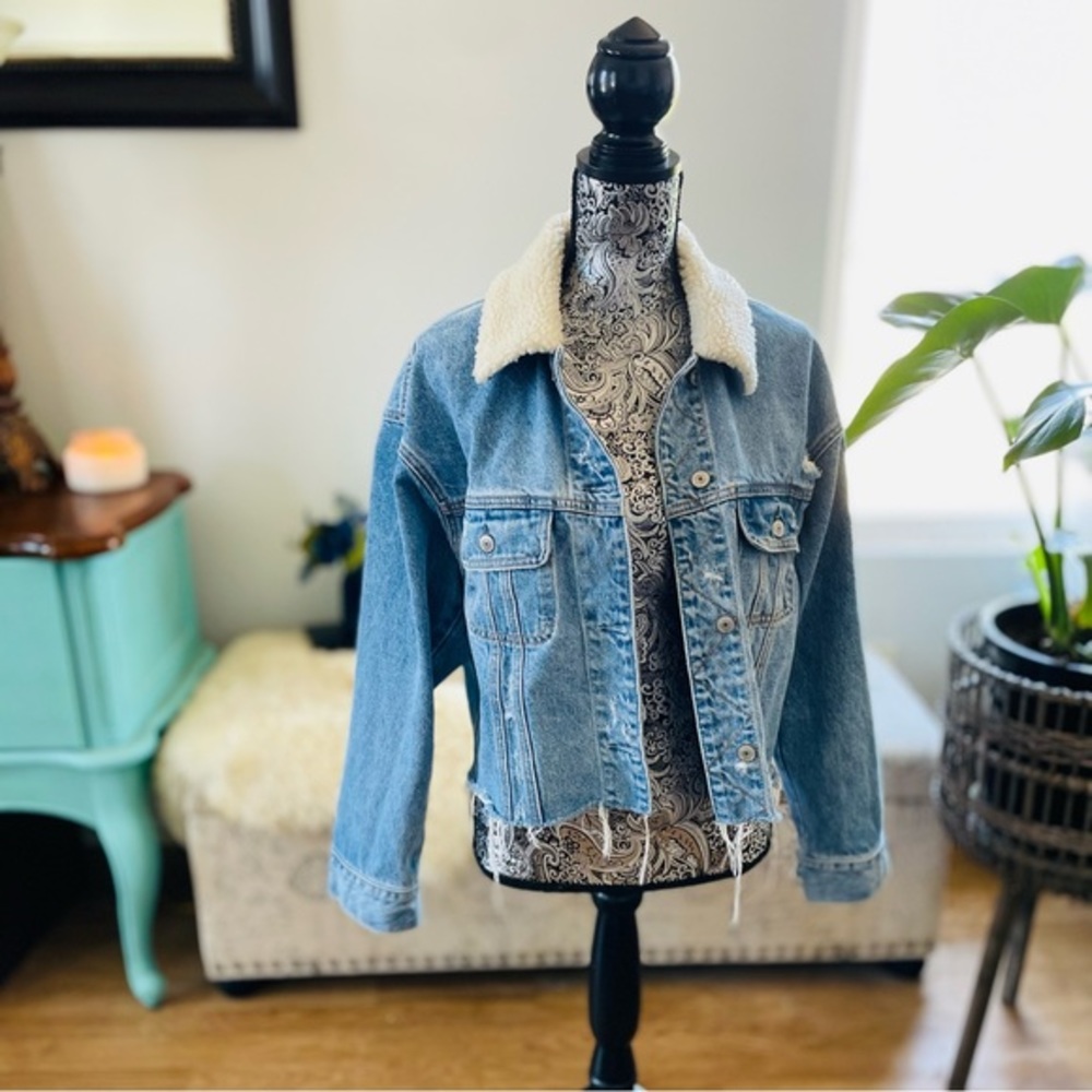 Abercrombie & Fitch Sherpa Collar Oversize Trucker Crop Denim Jacket Size L - Picture 3 of 12
